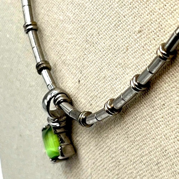 Silver Necklace With Green Glass Cats Eye Pendant - Picture 2 of 8